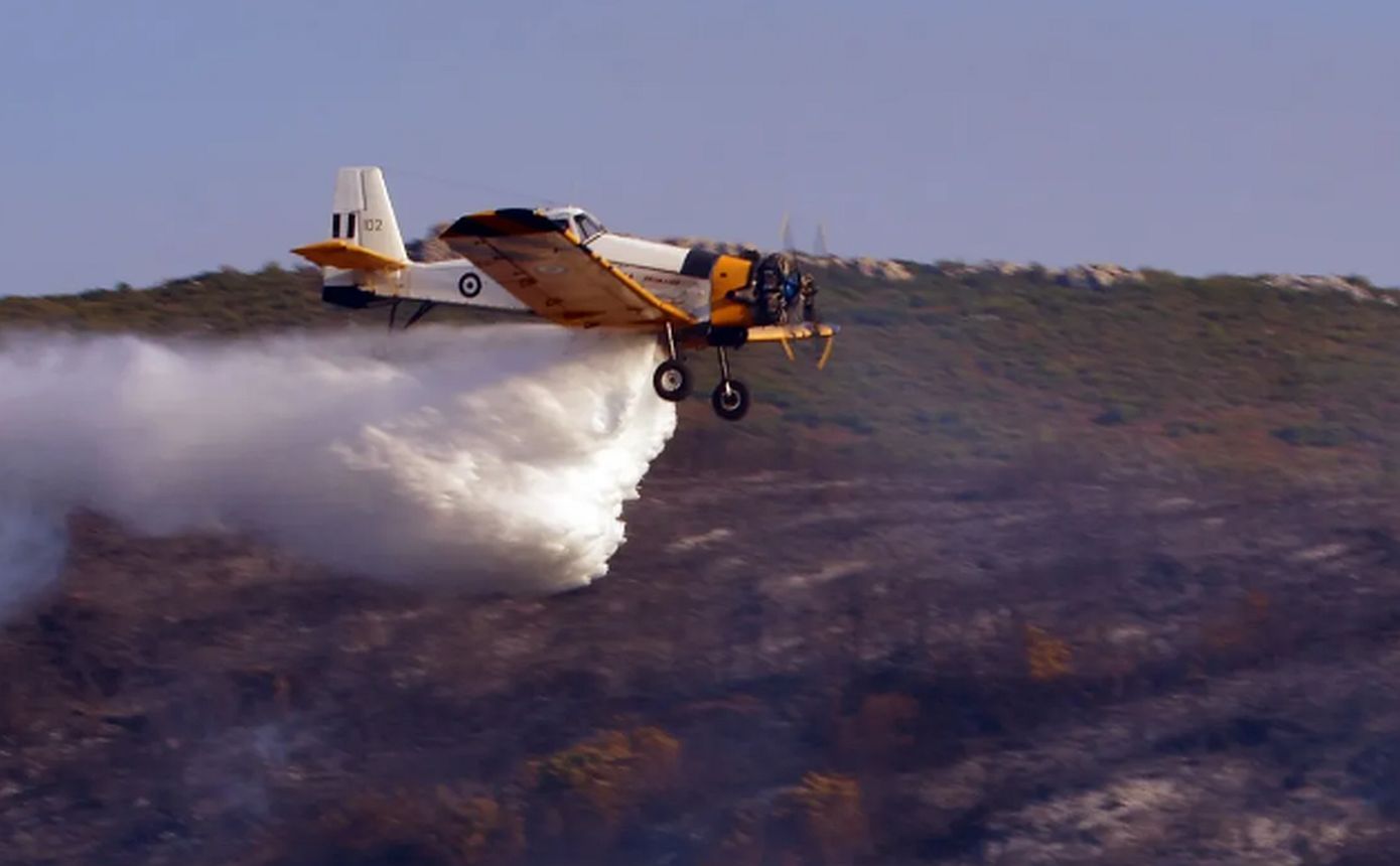 Φωτιά τώρα σε χαμηλή βλάστηση στην Τήνο &#8211; Σηκώθηκαν εναέρια μέσα