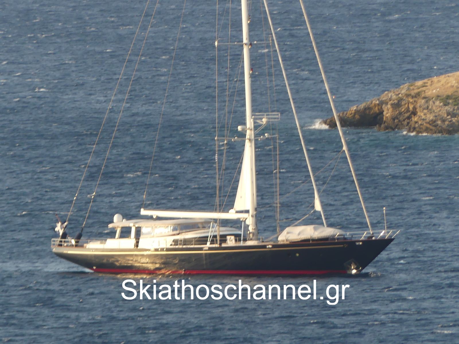 Το εντυπωσιακό Gitana του εφοπλιστή Γιώργου Γιουρούκου επέστρεψε στη Σκιάθο &#8211; Με την ελληνική σημαία να κυματίζει