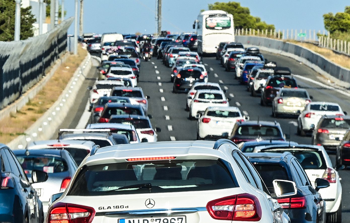 Σε εξέλιξη η επιστροφή των εκδρομέων του Δεκαπενταύγουστου &#8211; Αυξημένη η κίνηση στην Αθηνών &#8211; Κορίνθου