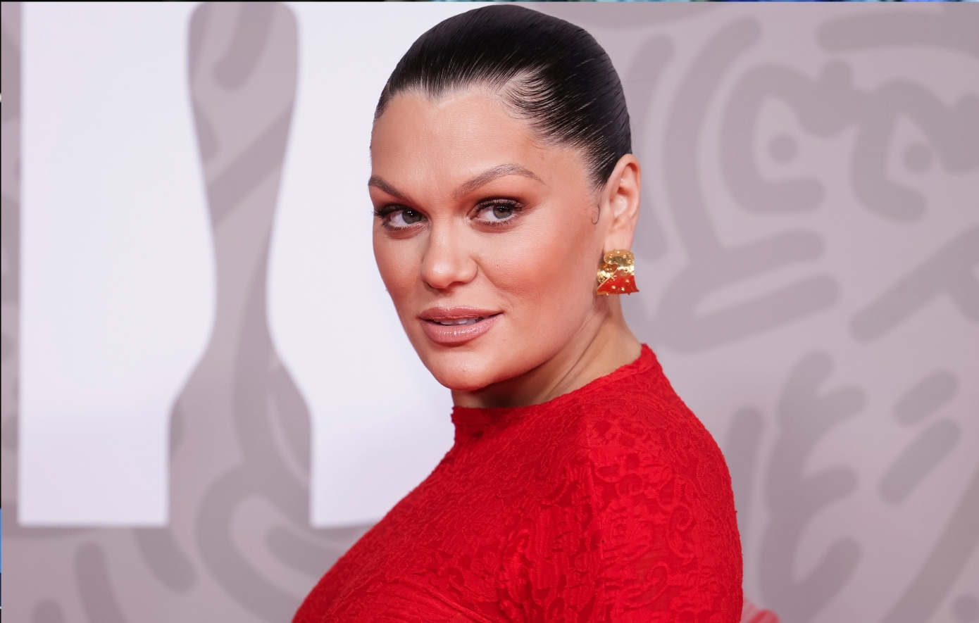 Η Jessie J αναβάλλει την περιοδεία της για να υποβληθεί σε δεύτερη εγχείρηση για καρκίνο του μαστού