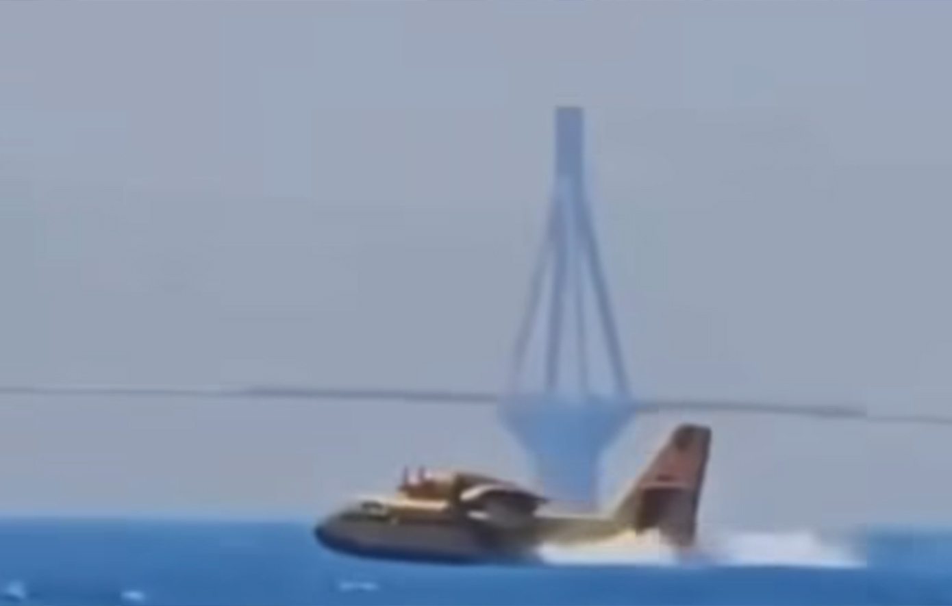Βίντεο που κόβει την ανάσα από τη «βουτιά» ανεφοδιασμού Canadair δίπλα στη γέφυρα Ρίου – Αντιρρίου