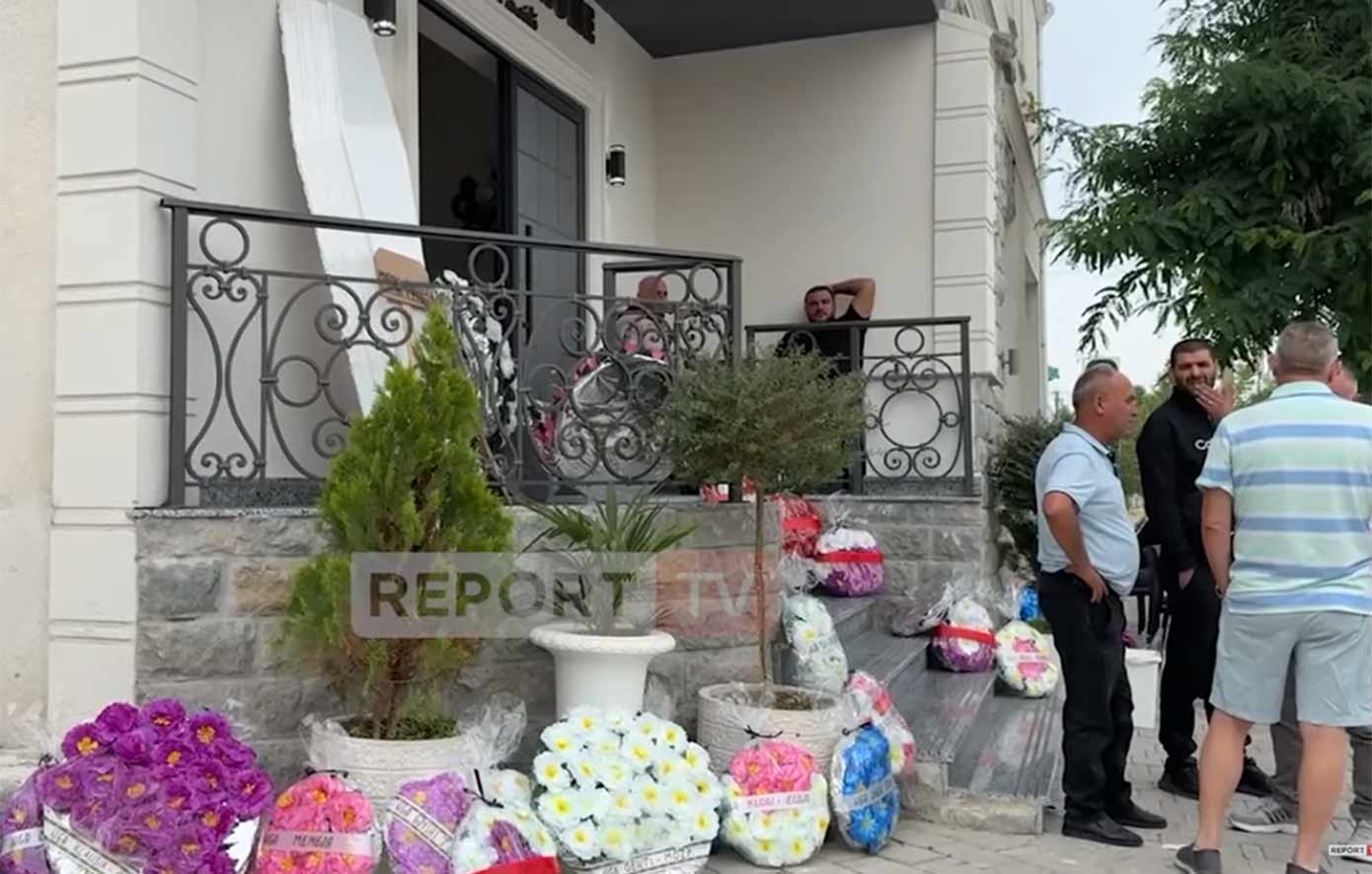 Κηδεύτηκε στην Κορυτσά η 36χρονη Μαριόλα που δολοφονήθηκε από τον σύζυγό της στον Βόλο – Δεν μπόρεσαν να πάνε τα παιδιά της