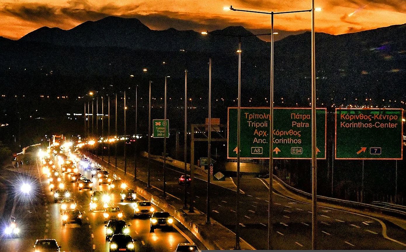 Σε εξέλιξη η επιστροφή των εκδρομέων του Δεκαπενταύγουστου &#8211; Αυξημένη κίνηση στην Αθηνών-Κορίνθου