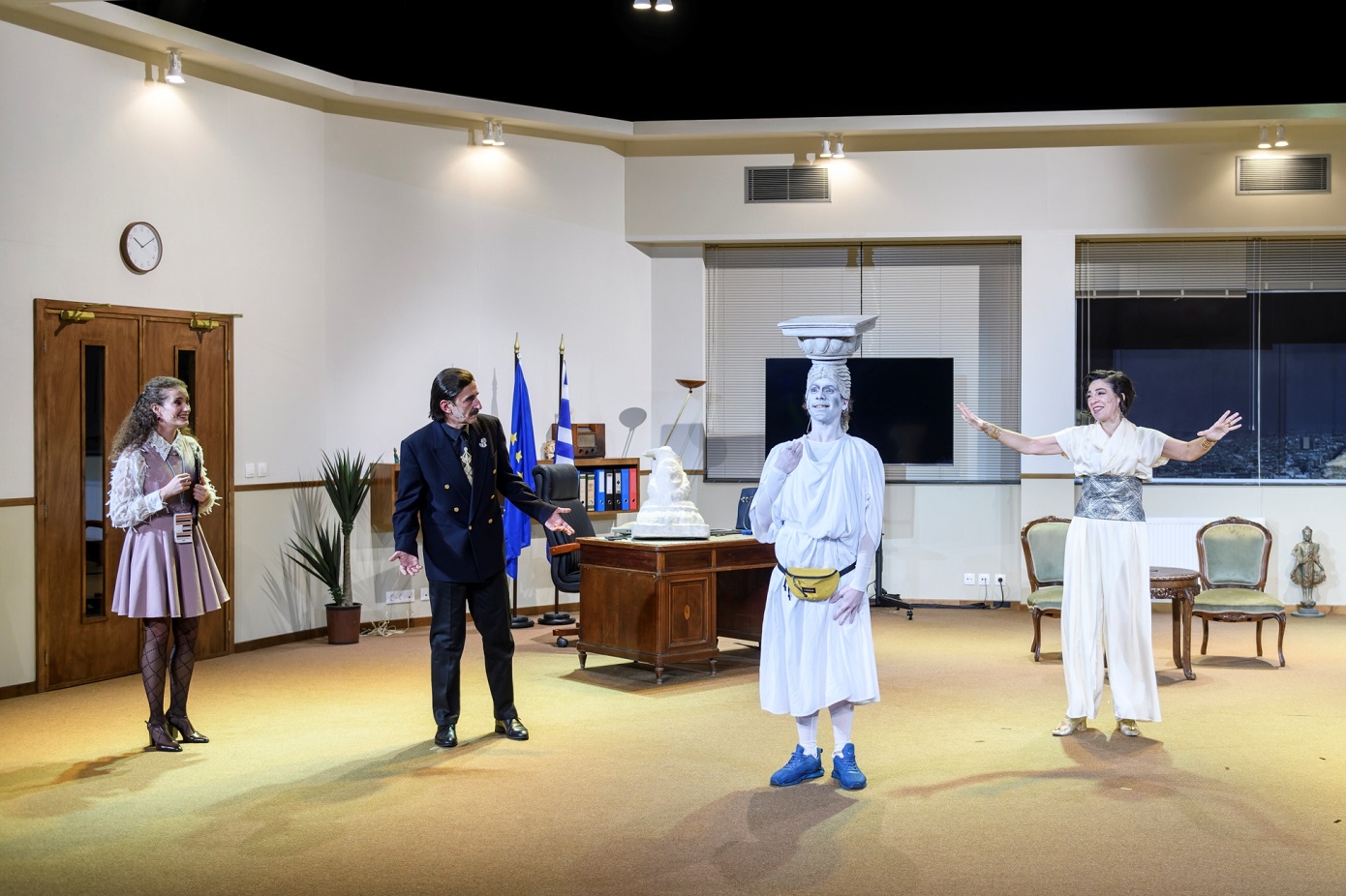 Ο Γιώργος Καπουτζίδης φέρνει ξανά πίσω την «Καρυάτιδα», αλλά σε νέα στέγη