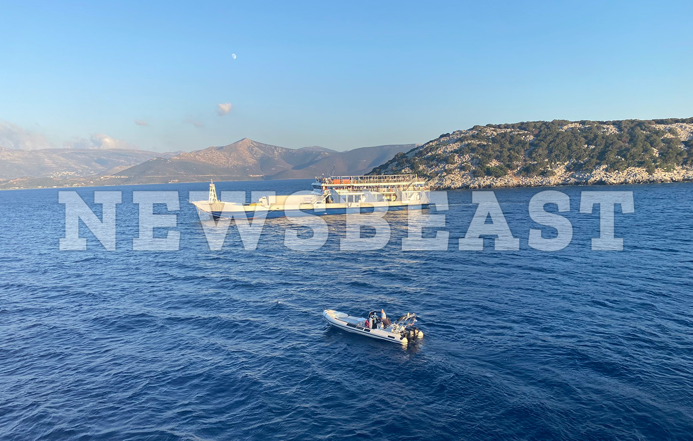 Φέρι μποτ προσάραξε σε ξέρα στην Εύβοια &#8211; Απομακρύνονται με βάρκες οι επιβάτες