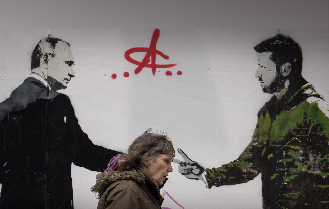 Πώς ο Τραμπ μπορεί να πείσει Πούτιν και Ζελένσκι να κάτσουν στο ίδιο τραπέζι χωρίς να «φαγωθούν»