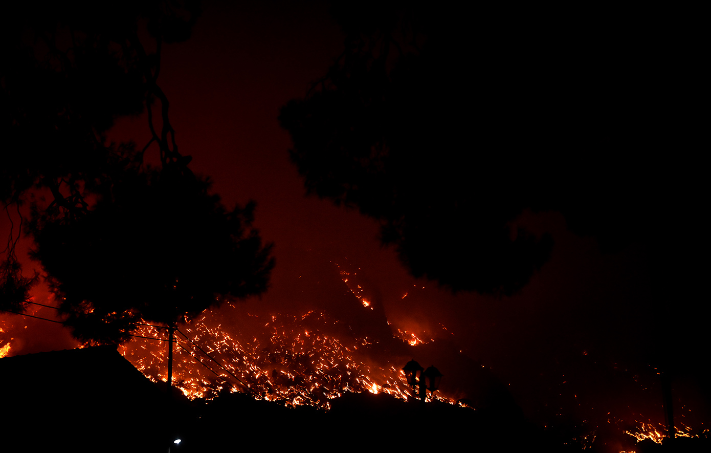 Συγκλονιστική αεροφωτογραφία απεικονίζει το μέγεθος της φωτιάς στην Πάτρα