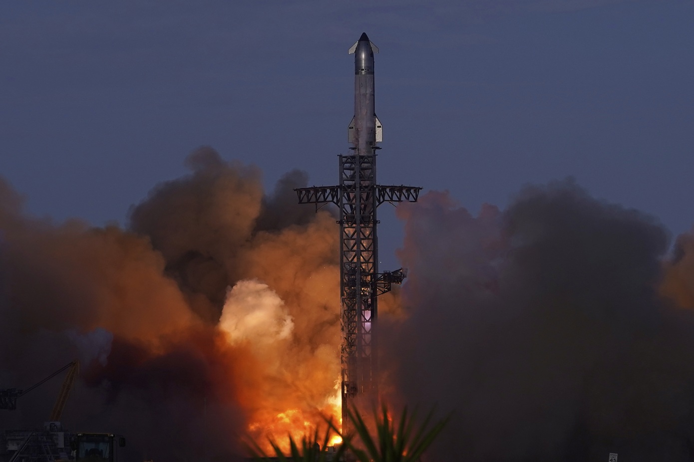 Το Starship της SpaceX ολοκληρώνει με επιτυχία την 10η δοκιμαστική πτήση μετά από σειρά αποτυχιών