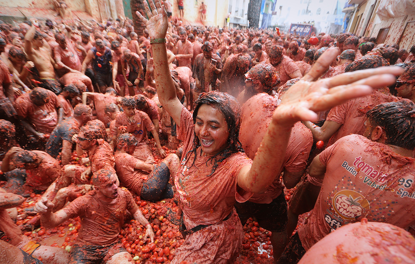 La Tomatina: Ο ετήσιος ντοματοπόλεμος που «βάφει κόκκινη» την ισπανική πόλη Μπουνιόλ – Βίντεο και φωτογραφίες