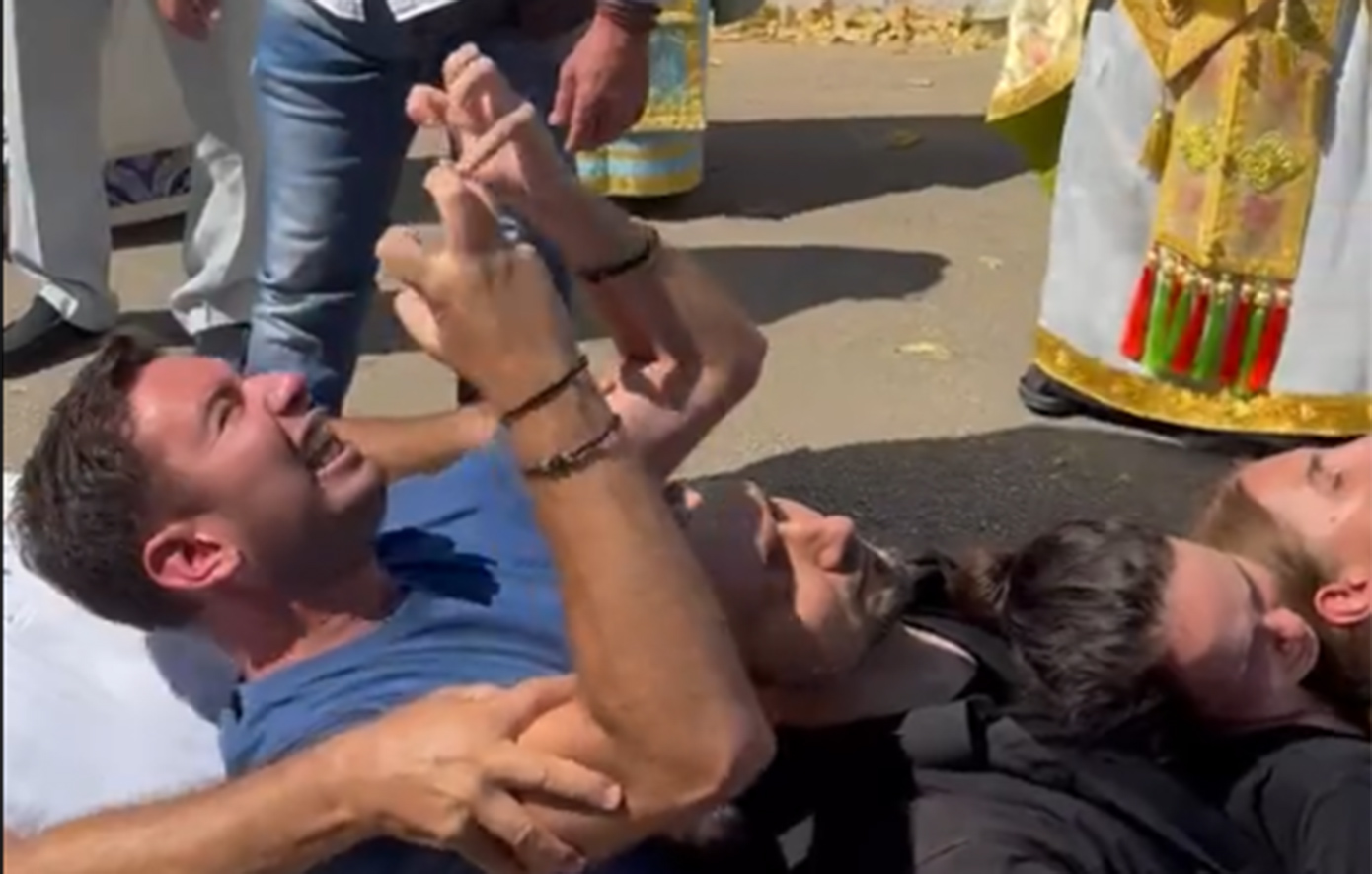 Απίστευτες εικόνες σε λιτανεία στην Κεφαλονιά: «Δαιμονισμένος» αναστάτωσε τους πιστούς &#8211; «Γεράσιμε με έκαψες»
