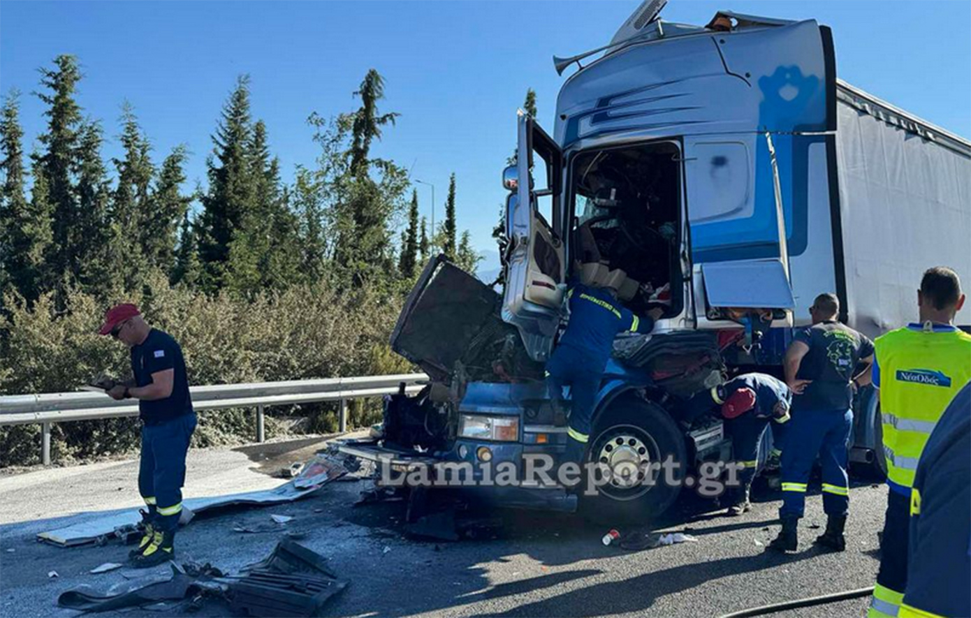 Σοβαρό τροχαίο με νταλίκες στη Λαμία – Γέμισε με αλεύρι η εθνική οδός μετά τη σφοδρή σύγκρουση