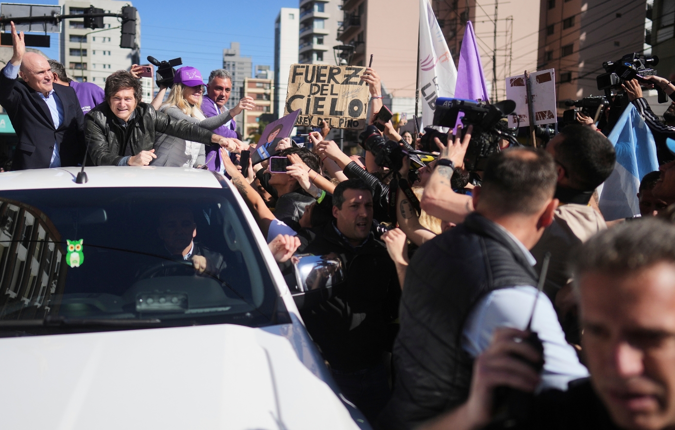 Χαμός στην Αργεντινή: Πετροβόλησαν τον πρόεδρο της χώρας &#8211; Για κατάχρηση κονδυλίων για ΑμεΑ κατηγορείται η αδερφή του