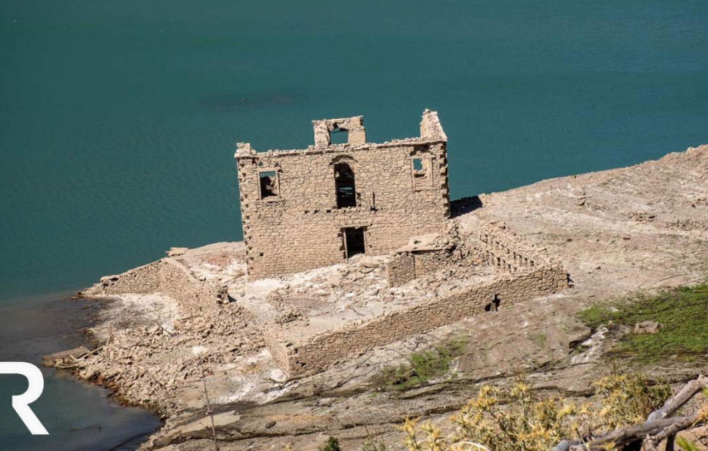 Χωριό που είχε «πνιγεί» από την τεχνητή λίμνη του Μόρνου επανεμφανίστηκε εξαιτίας της κλιματικής αλλαγής