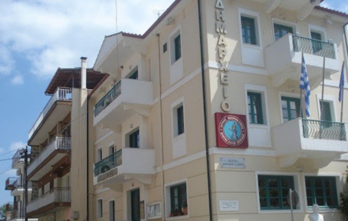 Άγρια επίθεση δημοτικού υπαλλήλου σε αντιδήμαρχο του Δήμου Μακρακώμης &#8211; «Ήμουν κάτω&#8230; και προσπαθούσε να με χτυπήσει»