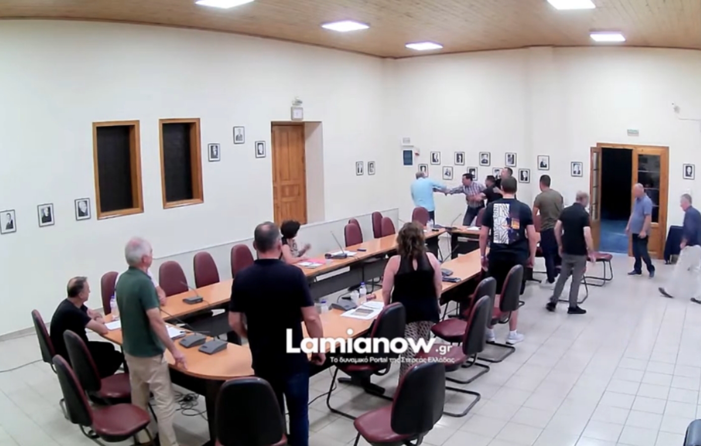 Στα χέρια πιάστηκαν μέλη του Δημοτικού Συμβουλίου στη Μακρακώμη &#8211; Δείτε βίντεο