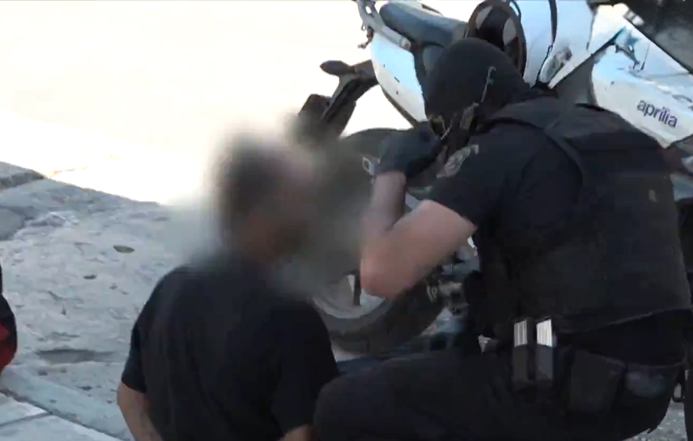Άνδρας συνελήφθη μπροστά στις κάμερες – Τον αναγνώρισε η γυναίκα που τον κατήγγειλε για βιασμό
