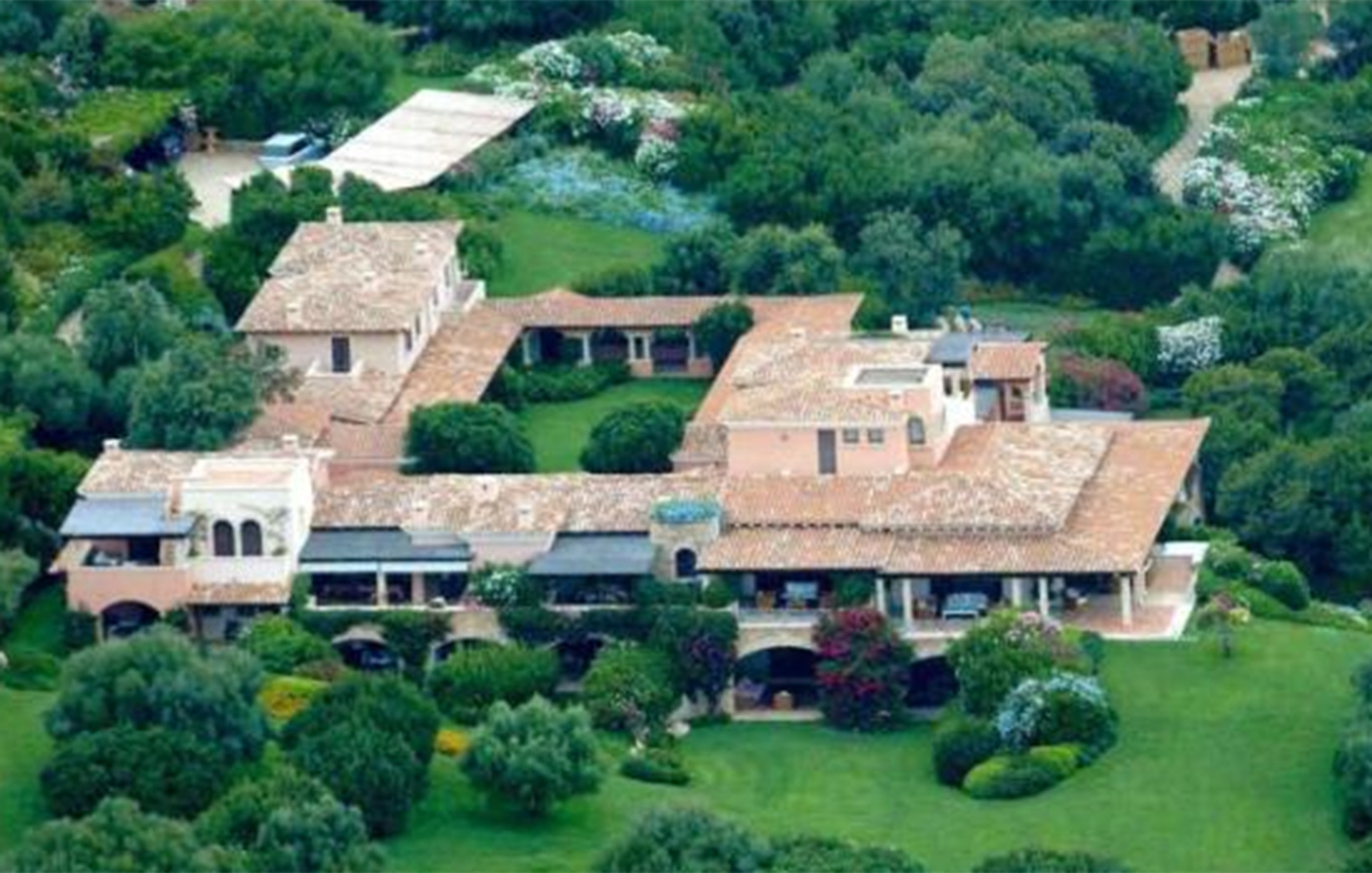 Villa Certosa: Η φαραωνική βίλα του Μπερλουσκόνι πωλείται για μισό δισεκατομμύριο &#8211; Είναι «πόλη» με ηφαίστειο