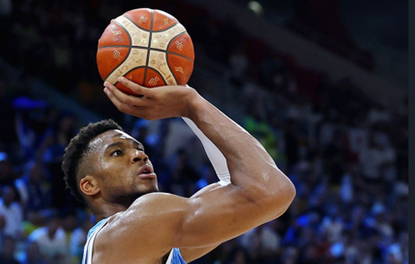 Δώστε το τρόπαιο στην Ελλάδα: Τρέλα στη FIBA για το τρίποντο του Αντετοκούνμπο