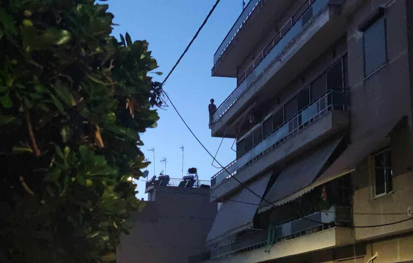 Νεκρή γυναίκα που έπεσε από μπαλκόνι πολυκατοικίας στον 4ο όροφο
