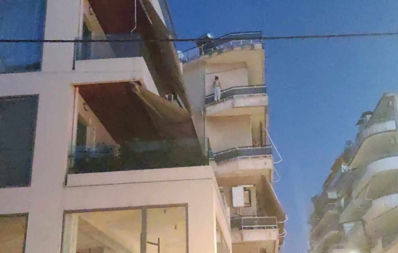 Τραγωδία στο Αγρίνιο: Γυναίκα έκανε βουτιά θανάτου από τον 4ο όροφο πολυκατοικίας – Σοκαριστικά βίντεο