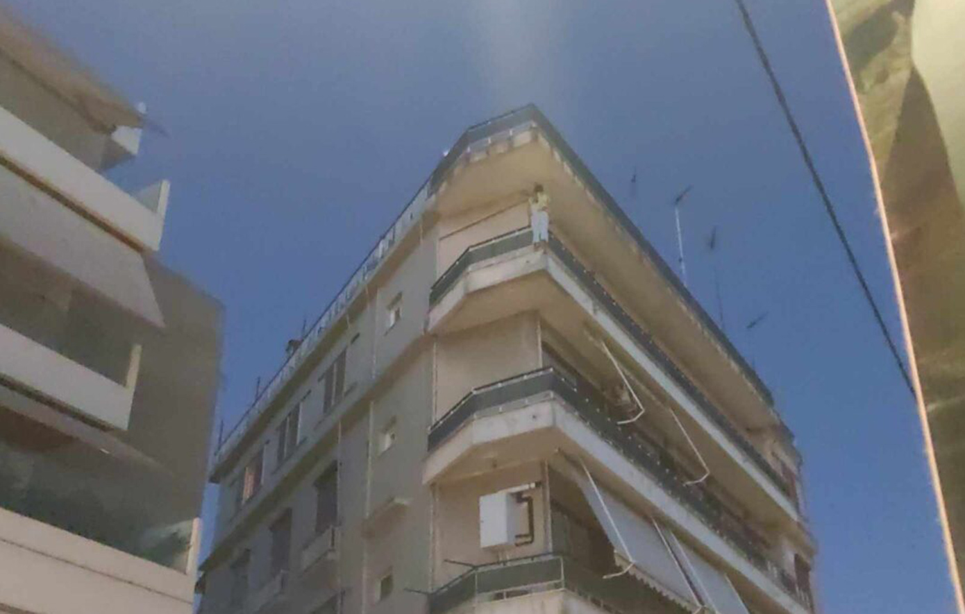 Νεκρή γυναίκα που έπεσε από μπαλκόνι πολυκατοικίας στον 4ο όροφο