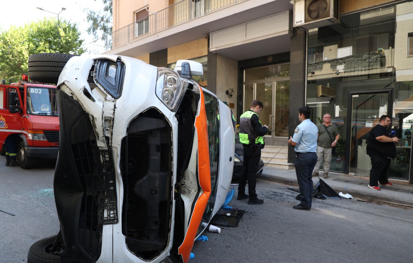Τροχαίο στο Γουδί: Ανατράπηκε ασθενοφόρο που μετέφερε τραυματία