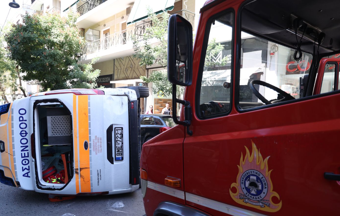 Νεκρός ο τραυματίας που βρισκόταν μέσα στο ασθενοφόρο που ανετράπη στο Γουδί