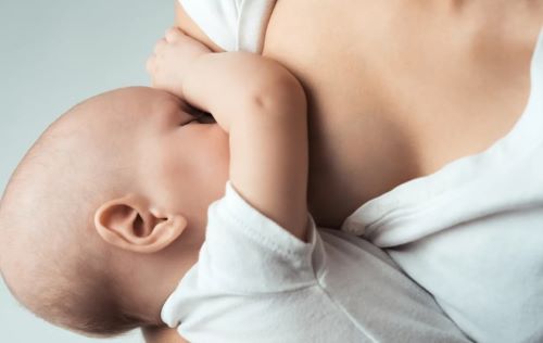 Μπορεί να «παραφάει» ένα μωρό που θηλάζει; Η απάντηση θα σε εκπλήξει