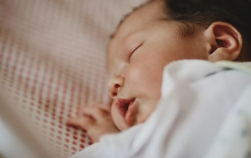 Το μωρό μου ροχαλίζει όταν κοιμάται: Είναι ανησυχητικό;