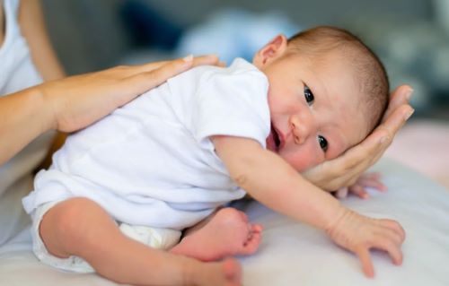 Πώς να ηρεμήσετε ένα ανήσυχο νεογέννητο: 6 tips που κάνουν τη διαφορά