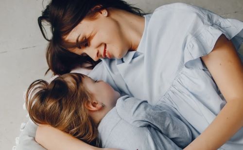 Η αόρατη πληγή που σαμποτάρει την ψυχική υγεία των παιδιών