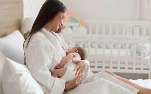 Η «ντροπή» του μη θηλασμού: Γιατί ακόμα κρίνουμε τις μαμάδες;