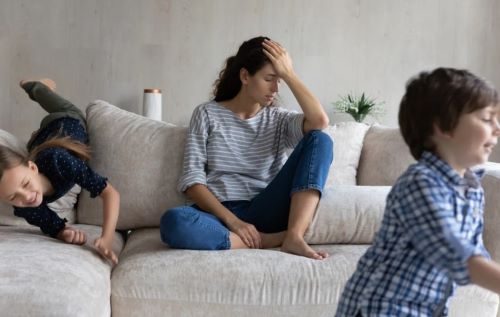 Νιώθετε ότι τα πάντα σας ενοχλούν μετά τα παιδιά; Δείτε πώς θα αντιμετωπίσετε την αισθητηριακή υπερφόρτωση