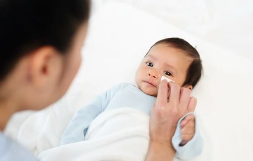Πώς και πότε να καθαρίσω τα μάτια, τη μύτη και τα αυτιά του μωρού μου;