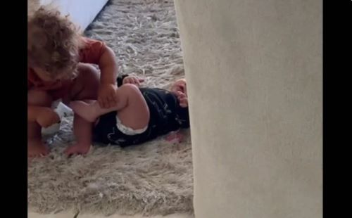 Όταν η μεγάλη αδερφή αποφασίζει να ντύσει το μωρό… το σαλόνι γίνεται πίστα χάους