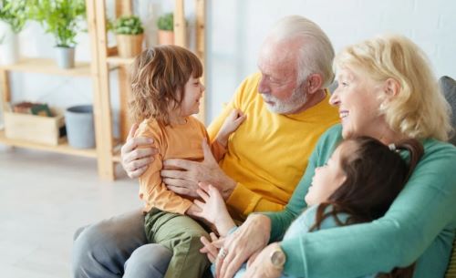 Όταν η γιαγιά και ο παππούς κρατούν το παιδί: 3 κανόνες για να αποφύγετε τις εντάσεις