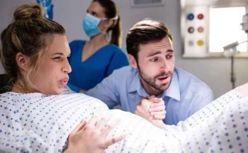Μαμά πήγε να γεννήσει με την πιο «κουλή» αμφίεση και όλο το μαιευτήριο λύθηκε στα γέλια