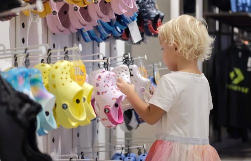 Crocs: Είναι ασφαλή για τα παιδιά τα αγαπημένα παπούτσια των fashionistas;