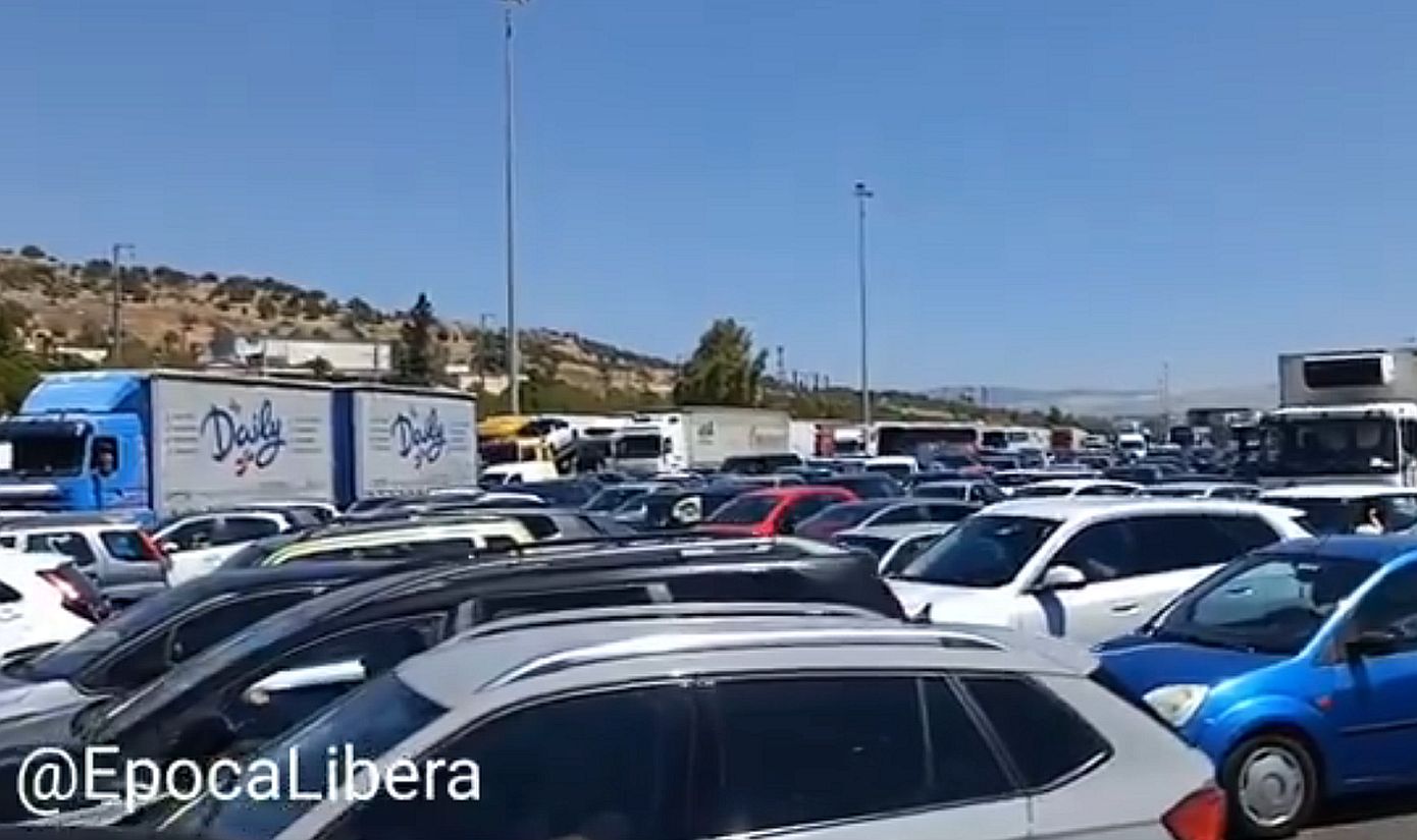 Κυκλοφοριακό χάος στην Αθηνών &#8211; Κορίνθου λόγω εκτροπής φορτηγού στο ύψος των διοδίων Ελευσίνας