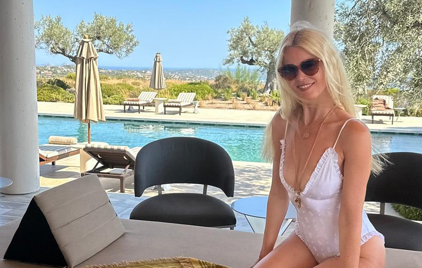 Η Κλόντια Σίφερ έκλεισε τα 55 και τα γιορτάζει παίζοντας τάβλι στην Ελλάδα