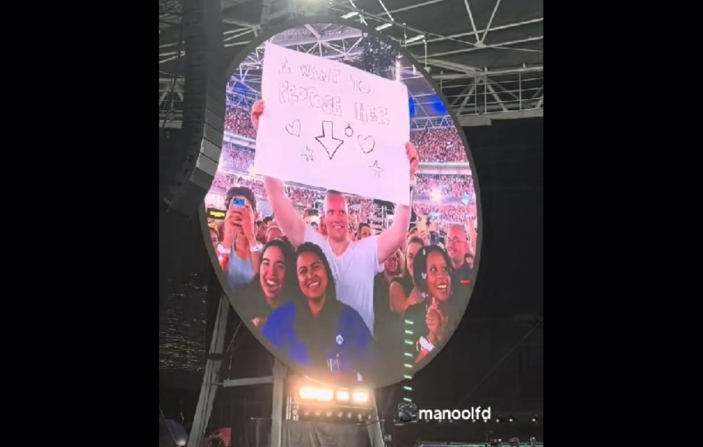 Πρόταση γάμου με… χιούμορ από τους Coldplay στο Γουέμπλεϊ &#8211; Ο Κρις Μάρτιν τρόλαρε τον θεατή πριν από το μεγάλο «ναι»