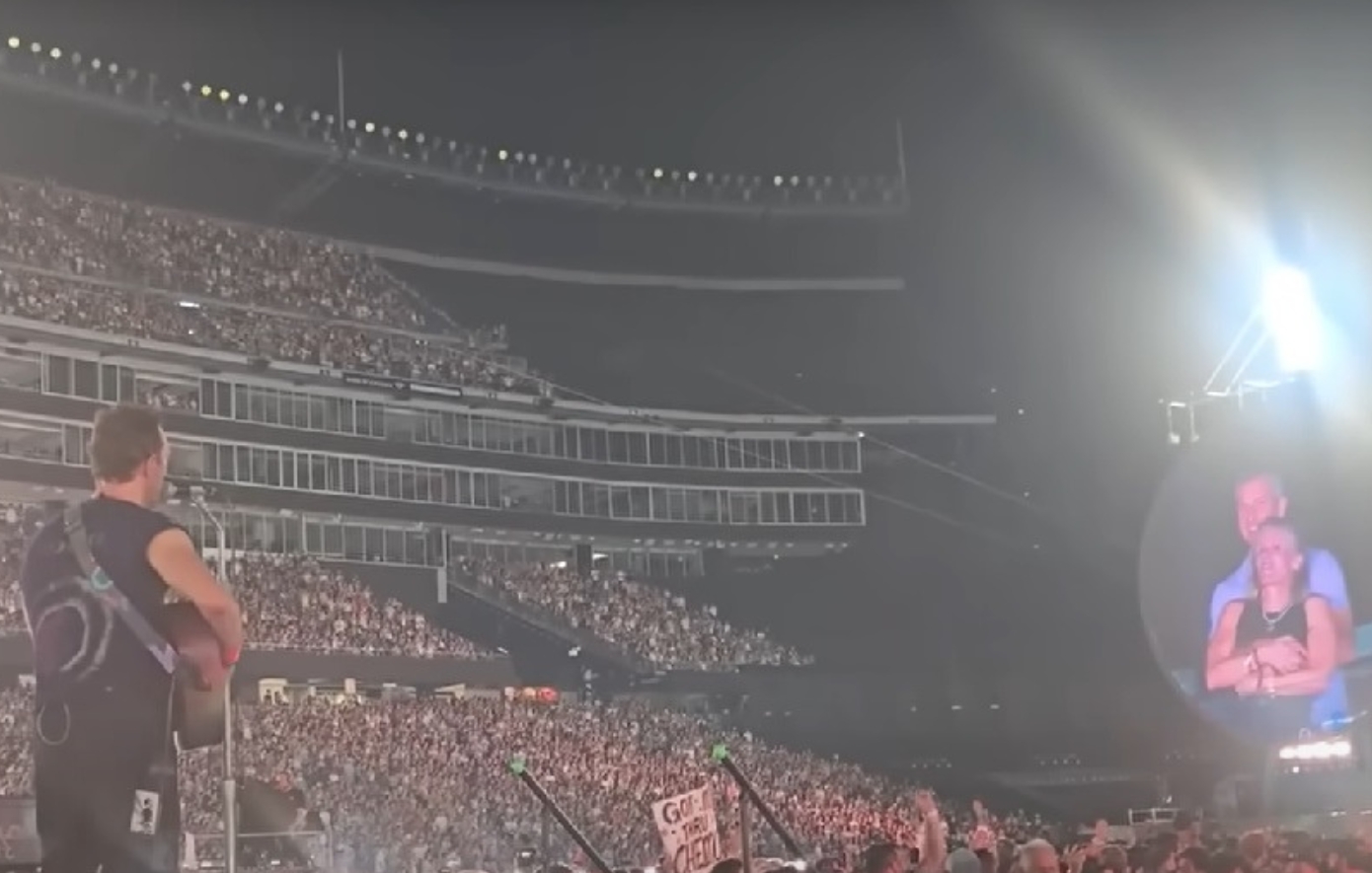 Ο Κρις Μάρτιν υπερασπίζεται την kiss cam των Coldplay μετά το σκάνδαλο με τον CEO της Astronomer