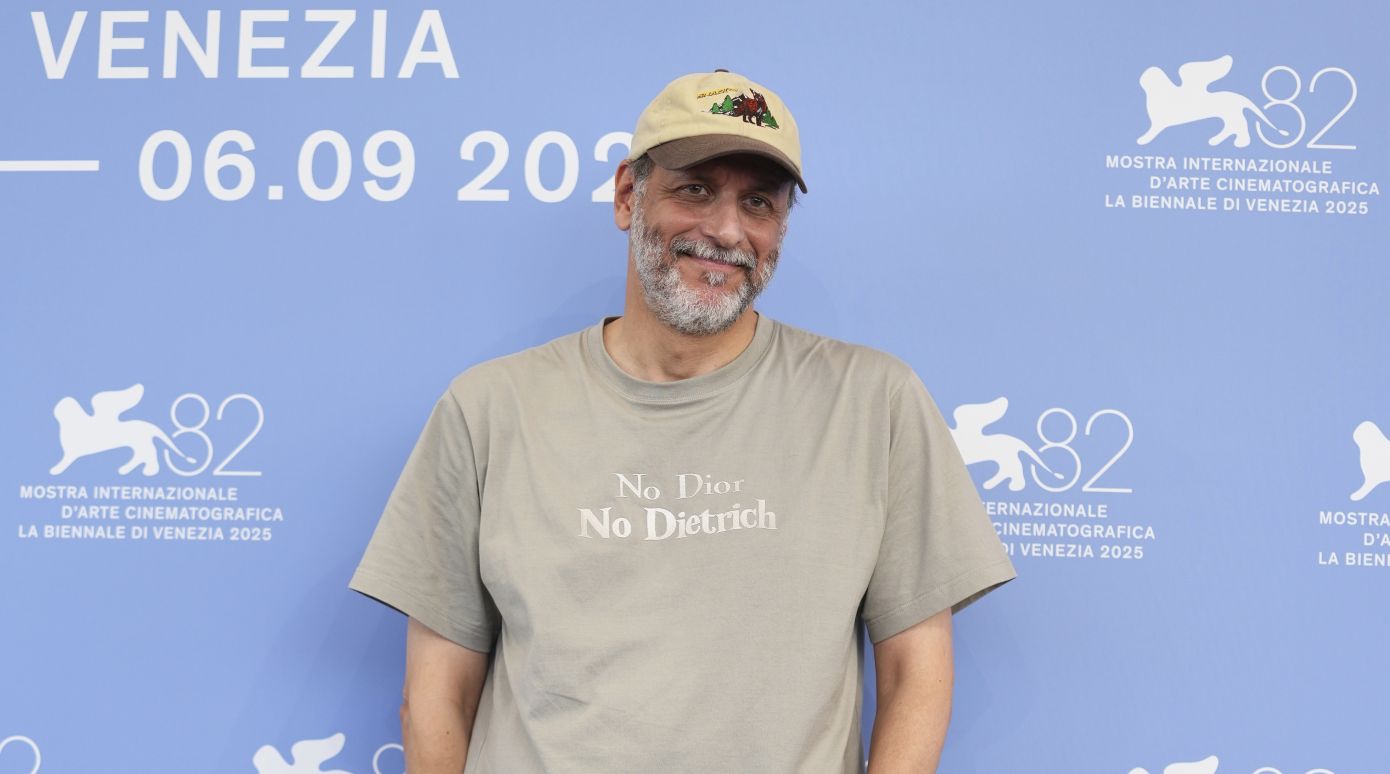 «No Dior, no Dietrich»: Το μήνυμα πίσω από το slogan T-shirt του Luca Guadagnino στη Βενετία