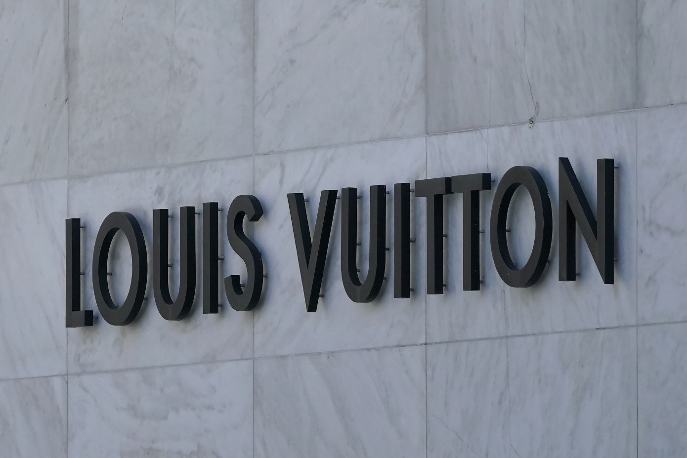 O oίκος Louis Vuitton κατηγορείται για κλοπή: Τι ακριβώς συνέβη;