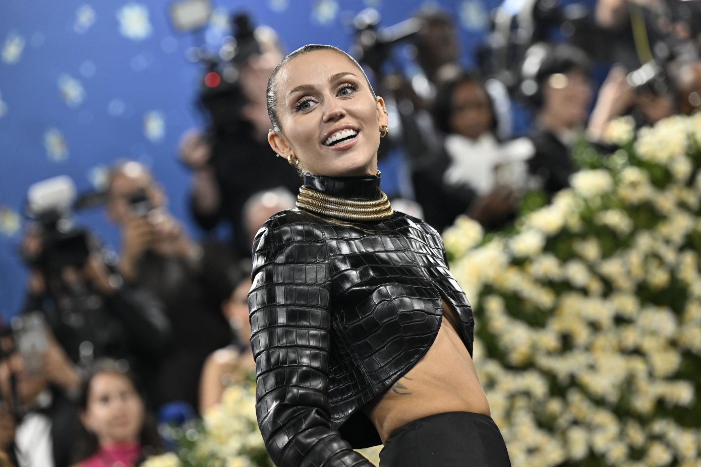 H Miley Cyrus γράφει ιστορία ως το πρώτο πρόσωπο στην ιστορία του Maison Margiela
