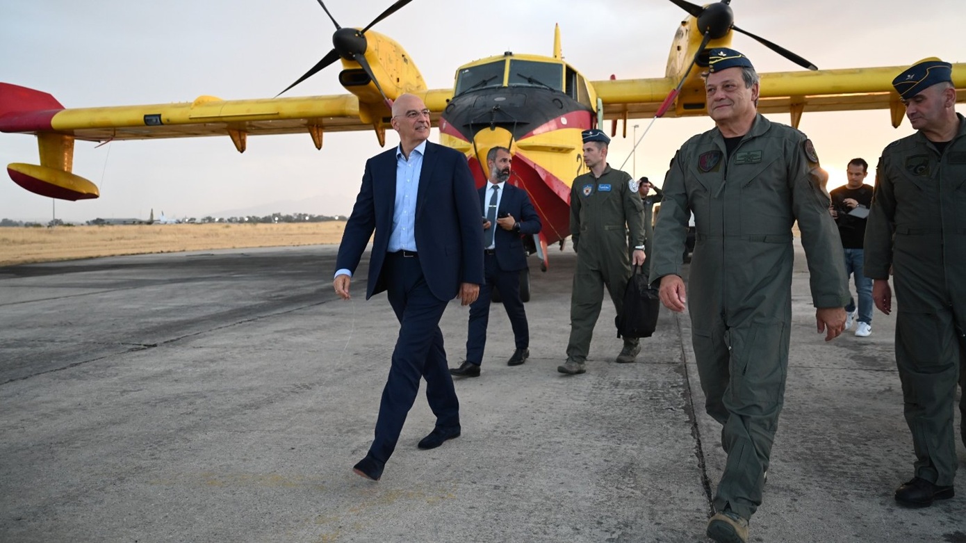 Ο Νίκος Δένδιας επισκέφθηκε την 355 Μοίρα της Πολεμικής Αεροπορίας στην Ελευσίνα