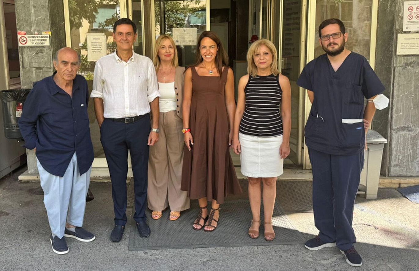 Η Δόμνα Μιχαηλίδου επισκέφτηκε τους 8 ηλικιωμένους που απομακρύνθηκαν λόγω της φωτιάς στην Κερατέα