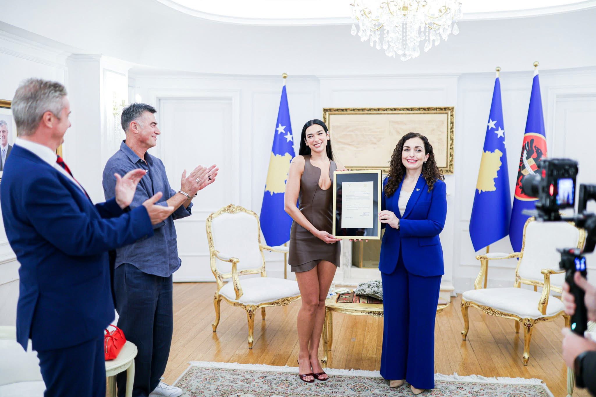 Την κοσοβαρική υπηκοότητα έλαβε η Ντούα Λίπα &#8211; «Είναι η φωνή και η περηφάνια μας», είπε η πρόεδρος