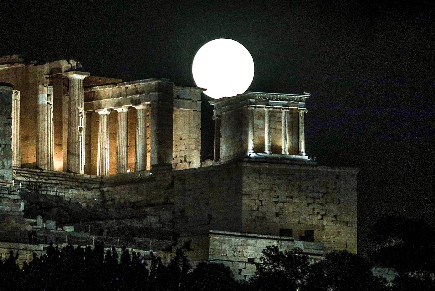 Εντυπωσιακές εικόνες από την Πανσέληνο του Αυγούστου &#8211; Πλήθος κόσμου απολαμβάνει το μοναδικό θέαμα
