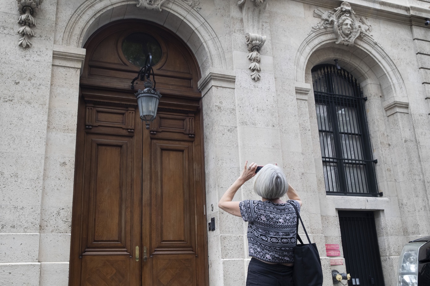 New York Times: Μια ματιά μέσα στην έπαυλη του Τζέφρι Επστάιν &#8211; Οι φωτογραφίες με διάσημους και το αντίτυπο της «Λολίτα»